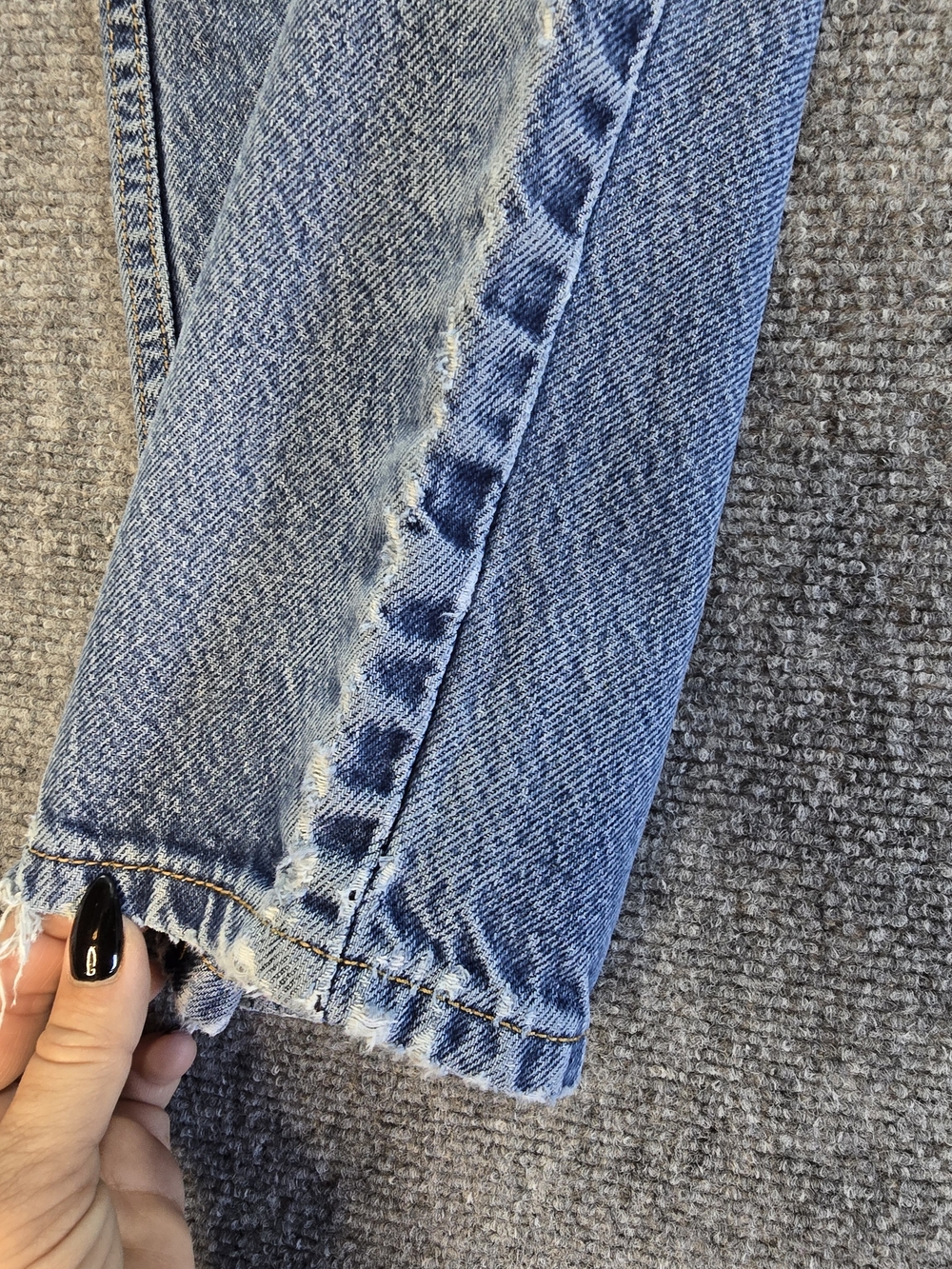 Vintage Levi’s 32x30 Relaxed Fit Light Wash Jeans Distressed Faded 90s - Picture 11 of 12